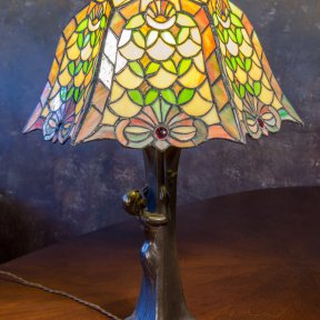 Старинная настольная лампа с плафоном Тиффани